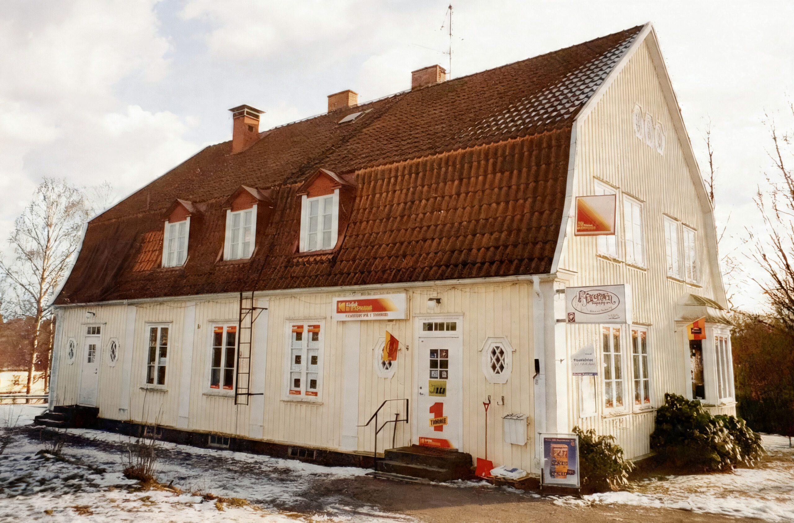 Stora gula villan - fasaden är gul och har skyltar om kodak och fotografen i bengtsfors